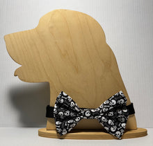 Load image into Gallery viewer, Skull Bowtie
