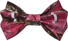 Load image into Gallery viewer, Pink Camo Bowtie
